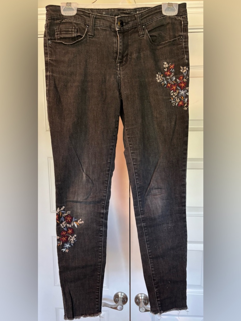Black Embroidered Skinny Jeans Floral Ankle Raw Hem Stretch Boho 9” Rise